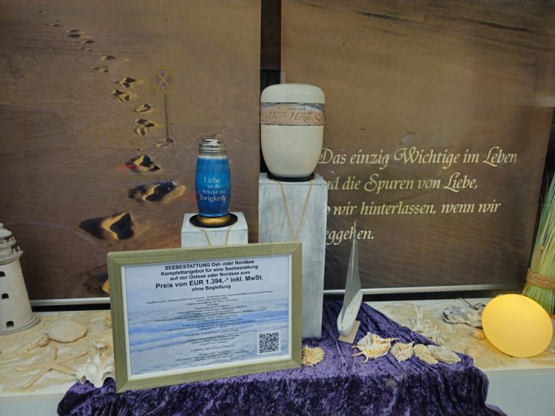 Schaufenster Rodenbach mit Komplettangebot für eine Seebestattung